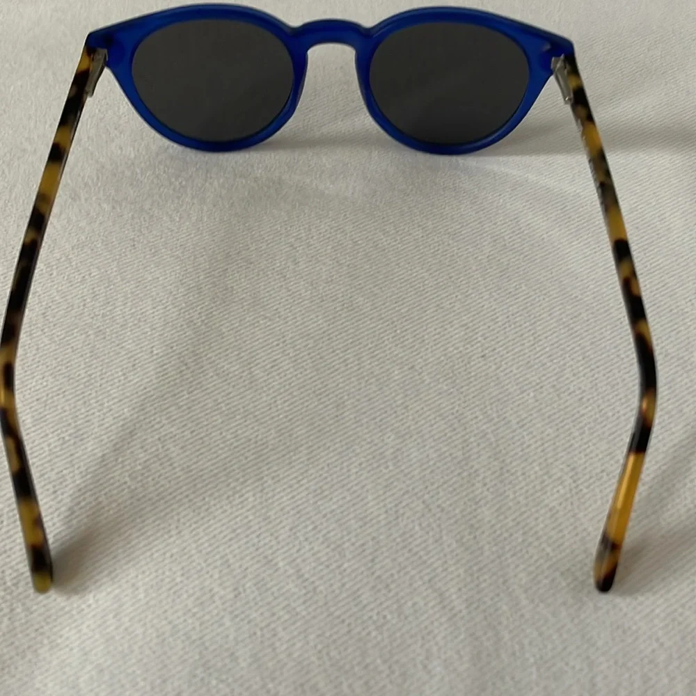 Muse San Marino Kids Color blue tortoise. Size 44 19 135 for 6 to 10 years old .